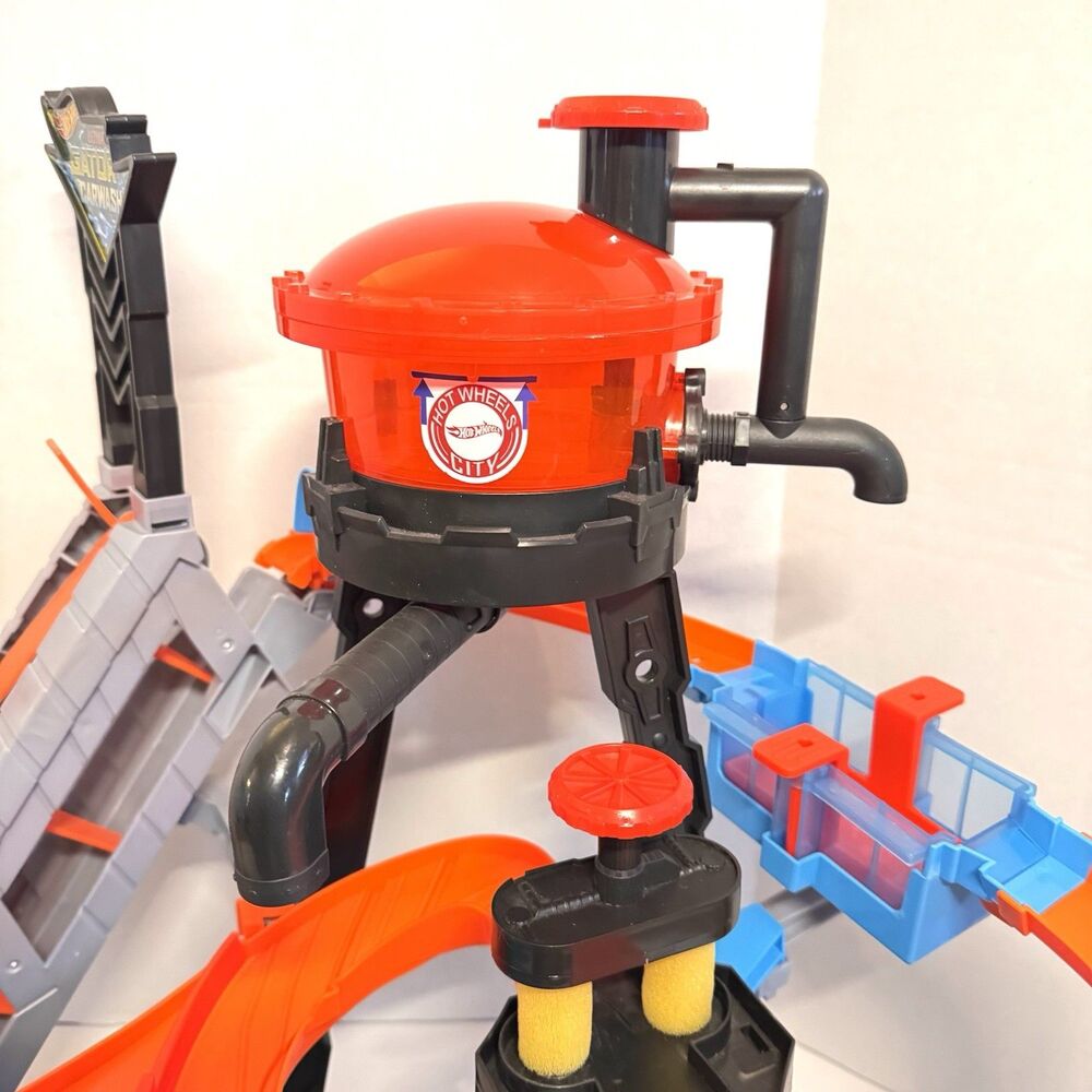 HOT WHEELS Ultimate Gator Car Wash Playset with 1 Color Shifter Car (Bx X) - Picture 4 of 9